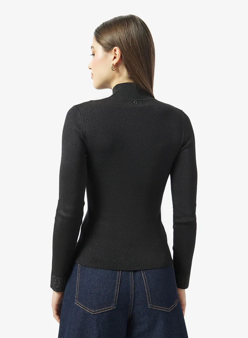 جس كنزة صوفية بأكمام طويلة وياقة على شكل قلب مرصعة بالكريستال